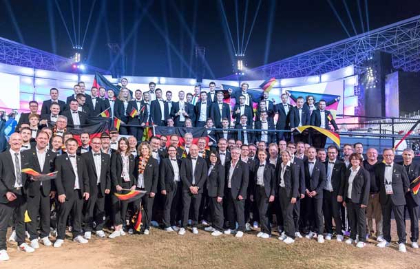 Das Team Germany bei der Siegerehrung der WorldSkills in Abu Dhabi 2017