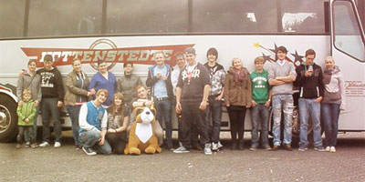 Auf dem Foto: Die 18 jungen Teilnehmer posieren vor dem Bus für ein Gruppenfoto.