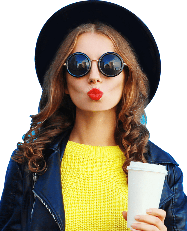 Frau mit Sonnenbrille und Kaffee in der Hand formt einen Kussmund