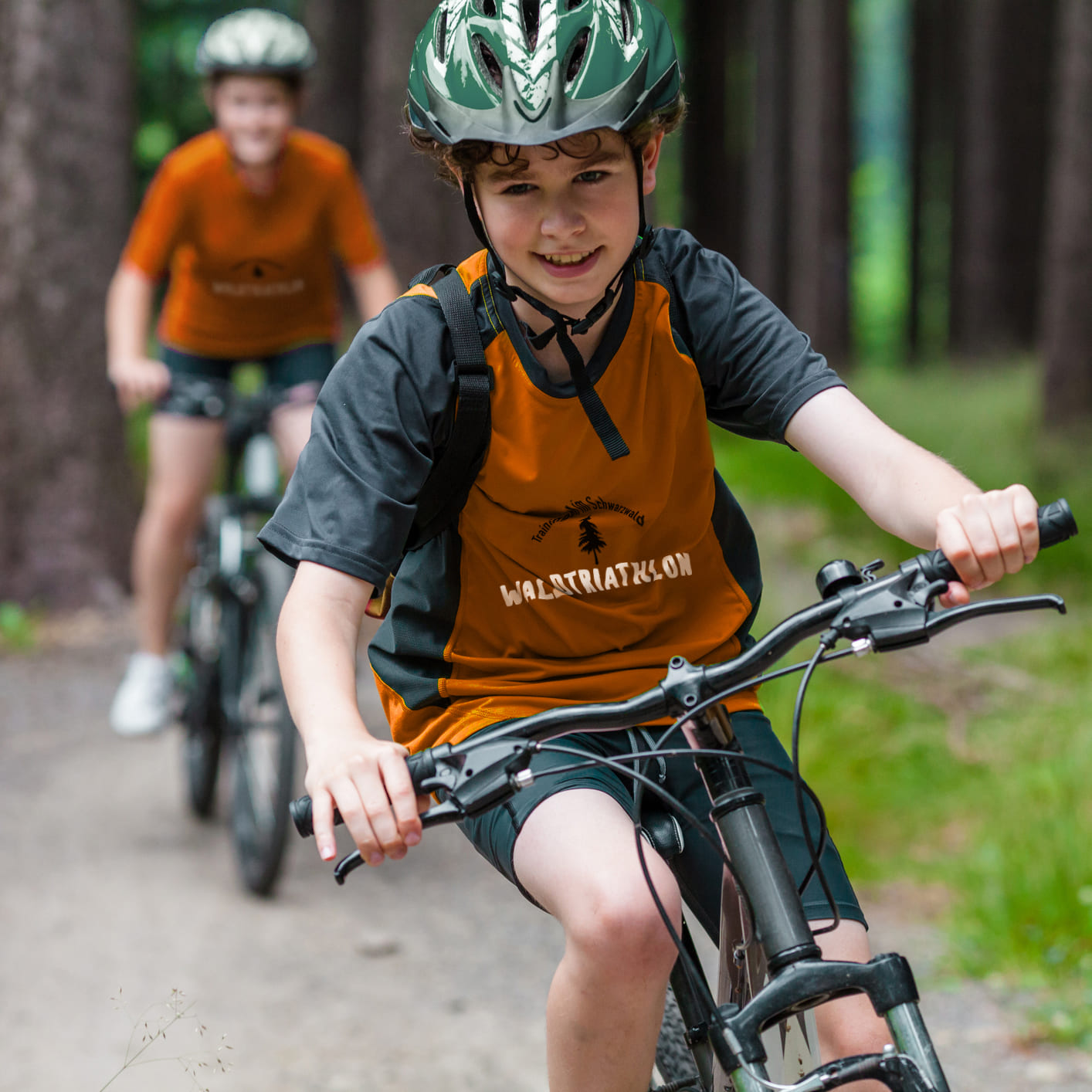 Bild von zwei Kindern, die Rennrad fahren