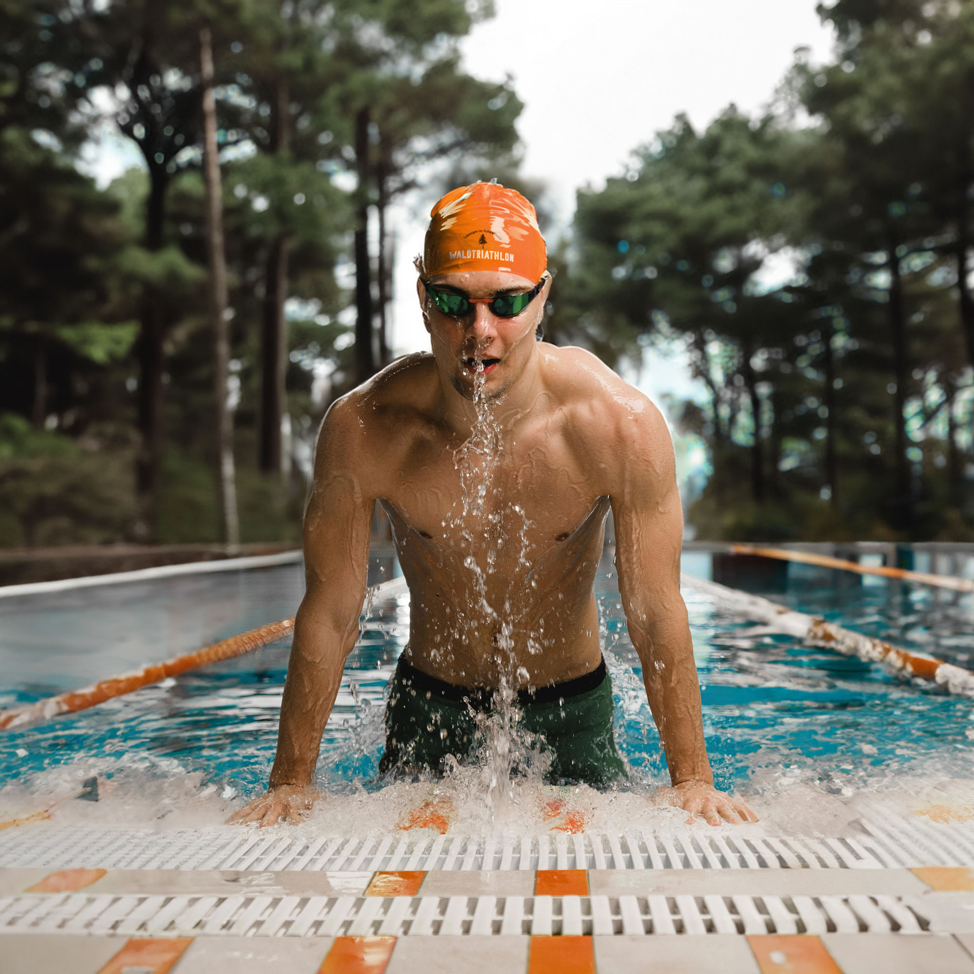 Bild eines jugendlichen Schwimmers, der aus dem Schwimmbecken steigt