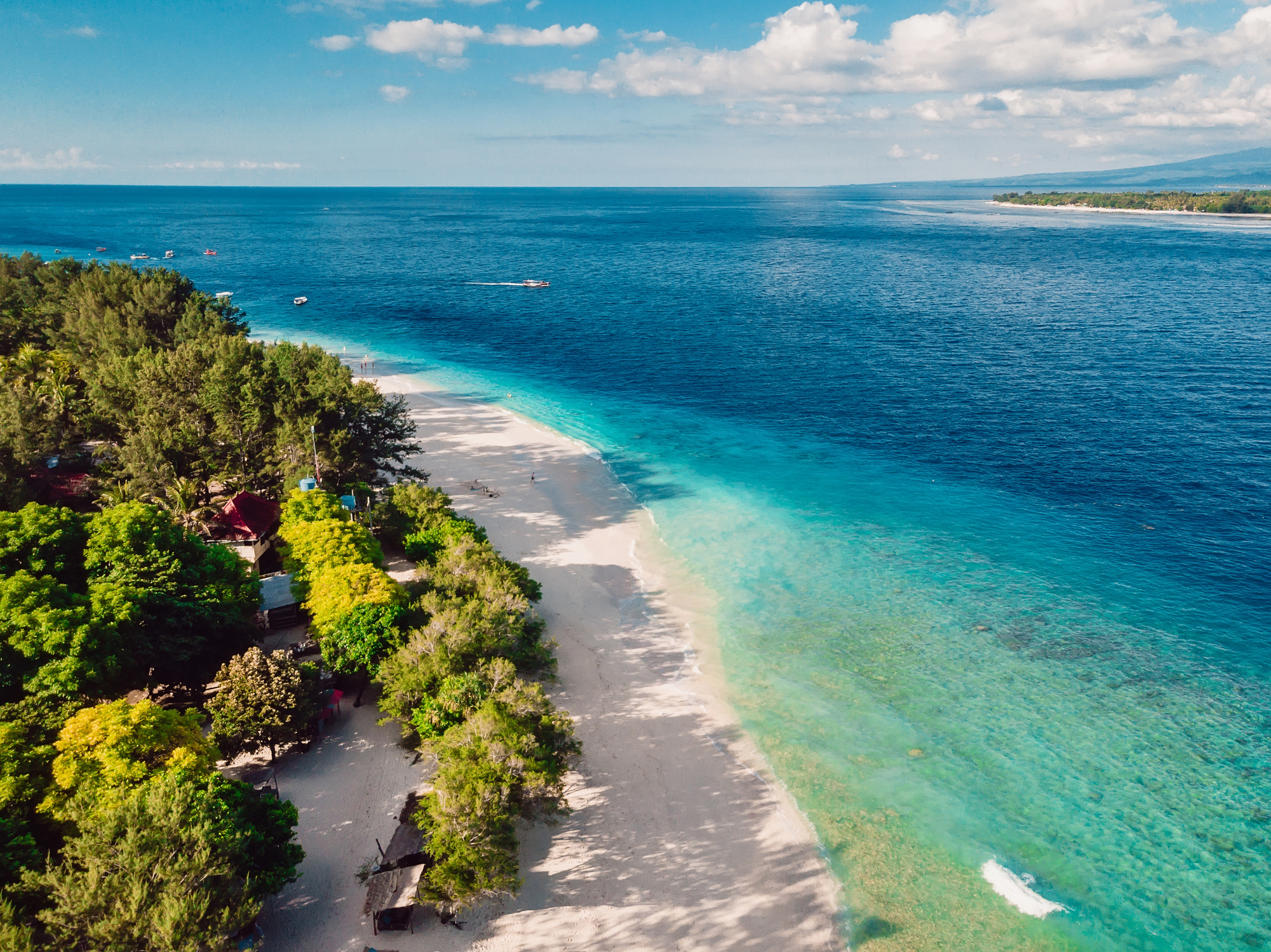 Gili Air aus der Luft – Strand und Palmen