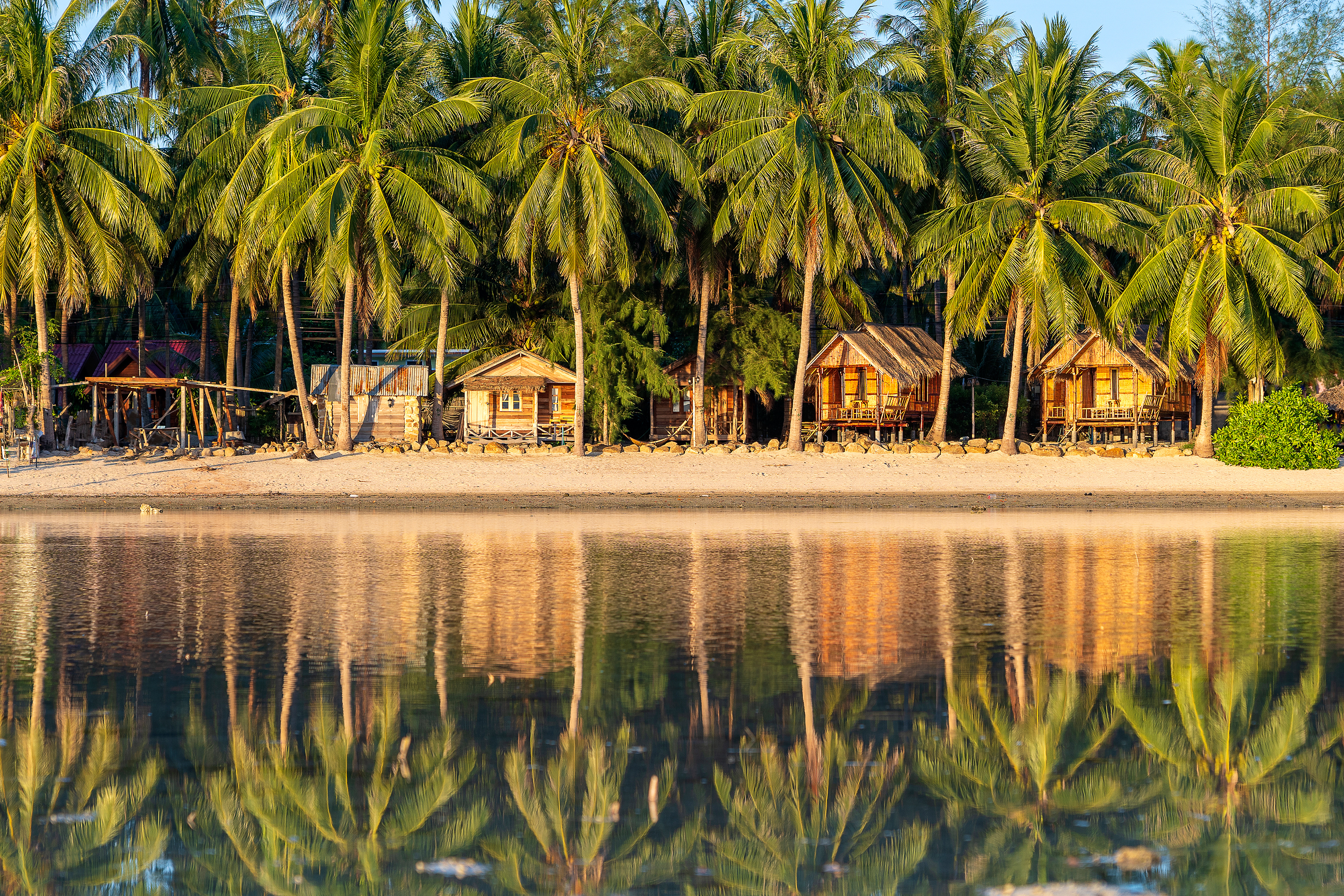 Bungalows bei Sonnenuntergang
