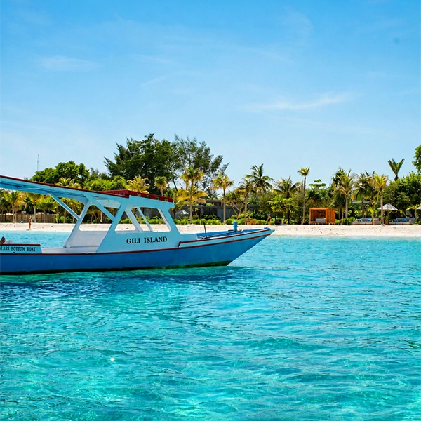 Blaues Boot mit der Aufschrift Gili Island vor der Insel Gili Air
