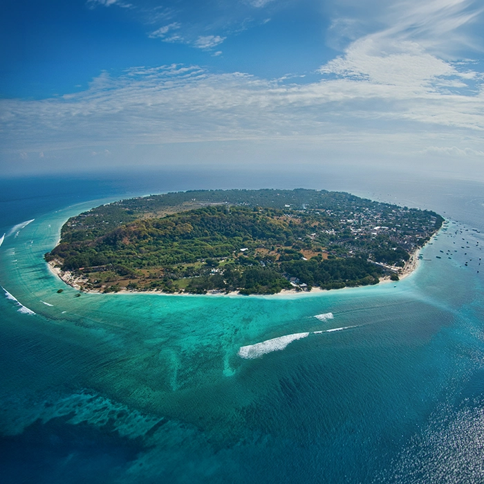 Blick auf das Resort von Bettys Tauchschule, mit einem weißen Sandstrand, Palmen und türkisblauem Wasser